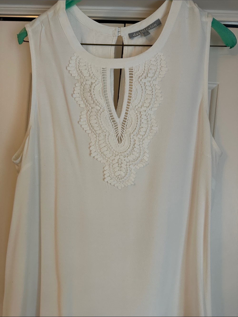 Daniel Rainn Cream Sleeveless Lace-Trim Keyhole Camisole